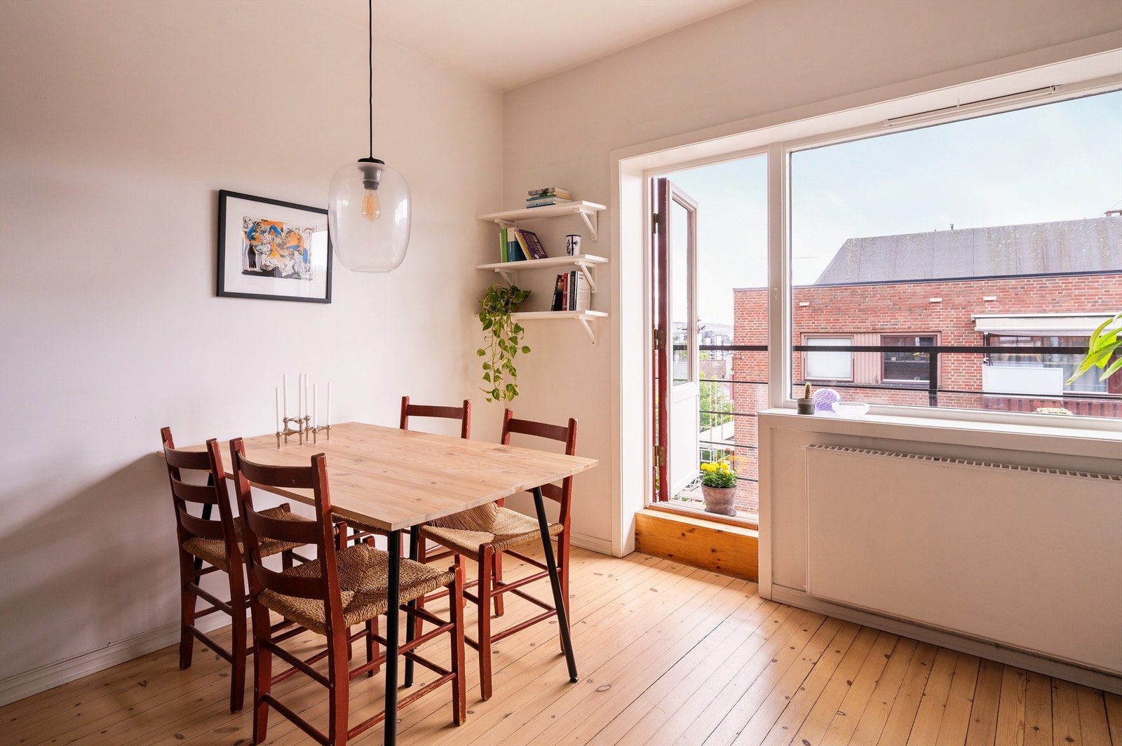 Fin plass til spisebord tilknyttet kjøkkenet Galleribilde