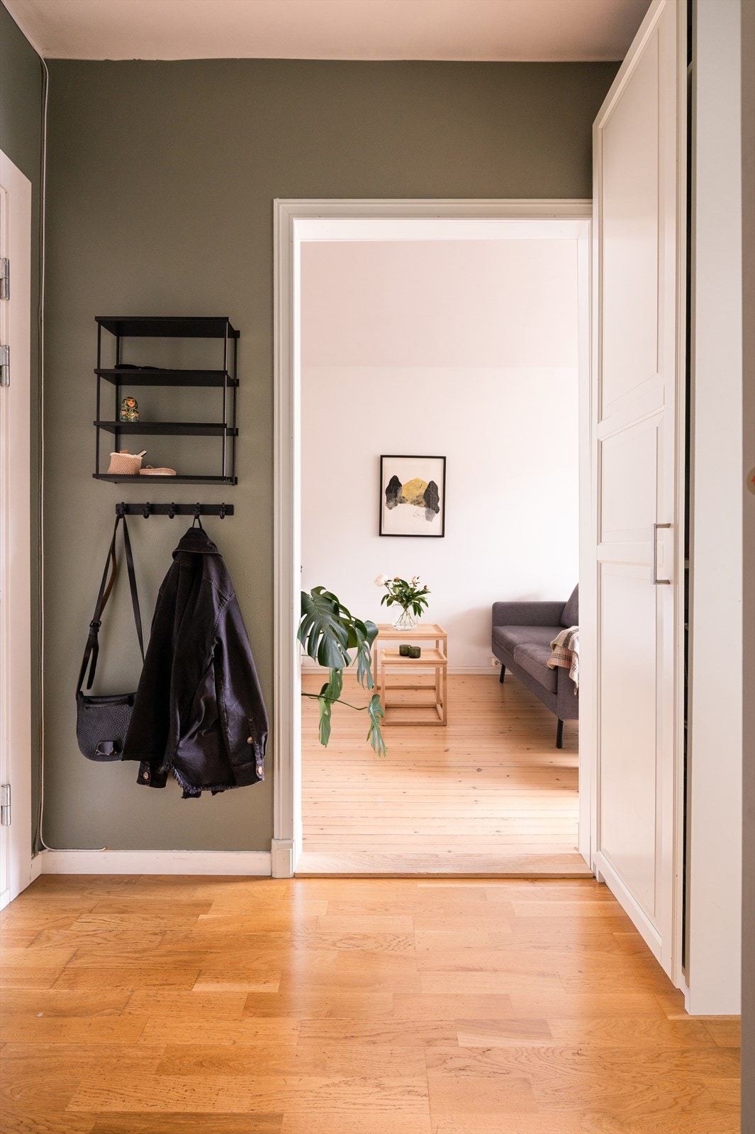 Romslig entré Galleribilde