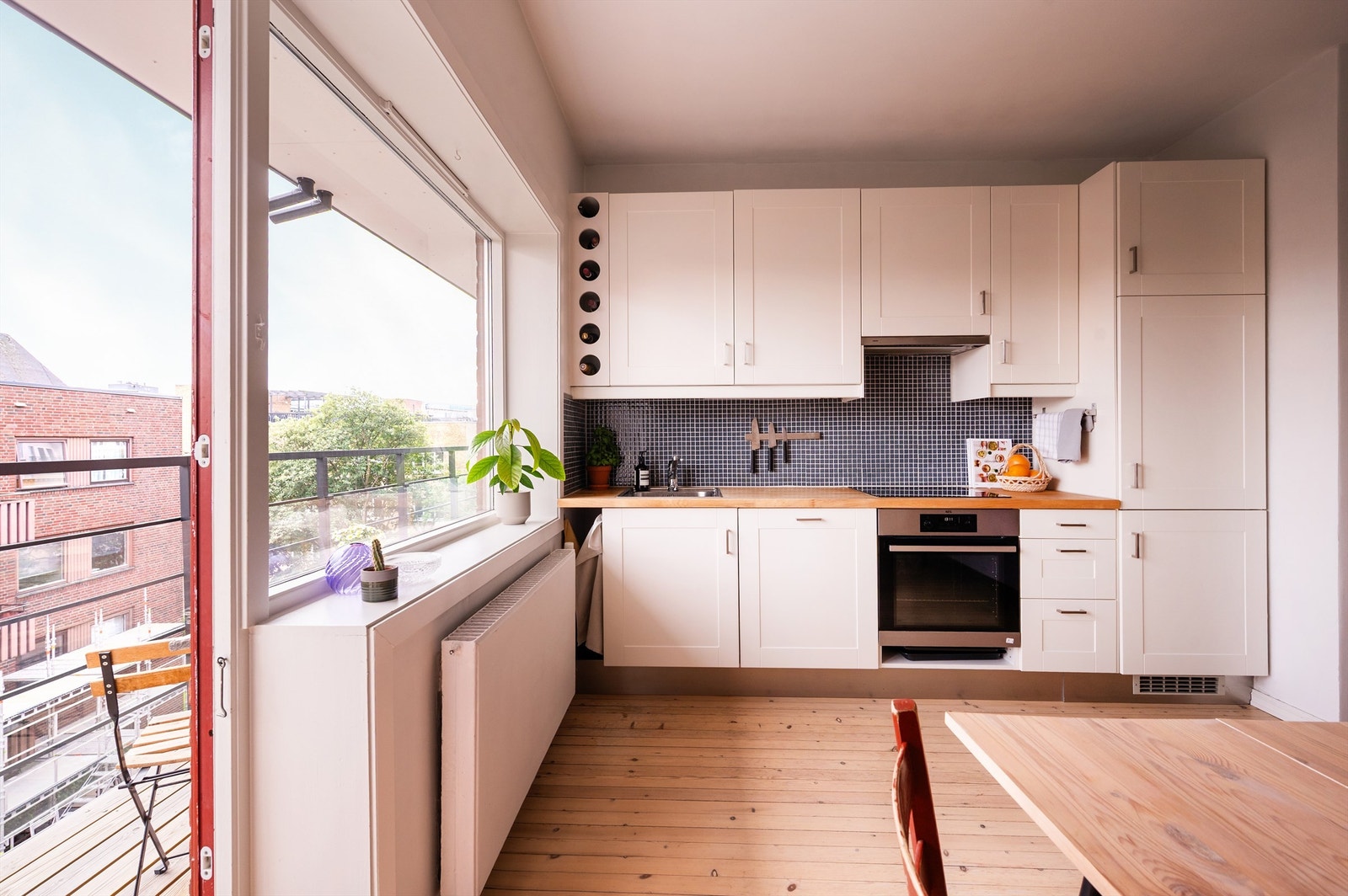 Innvendig har du et romslig oppholdsrom og åpen løsning Galleribilde