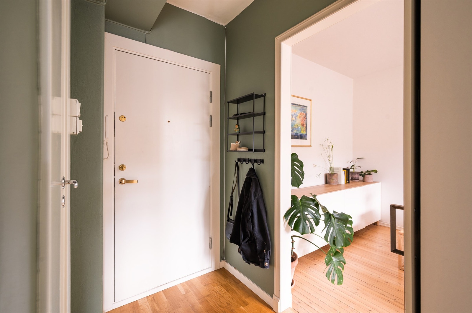I entréen er det fin plass til å henge fra seg ytterklær Galleribilde