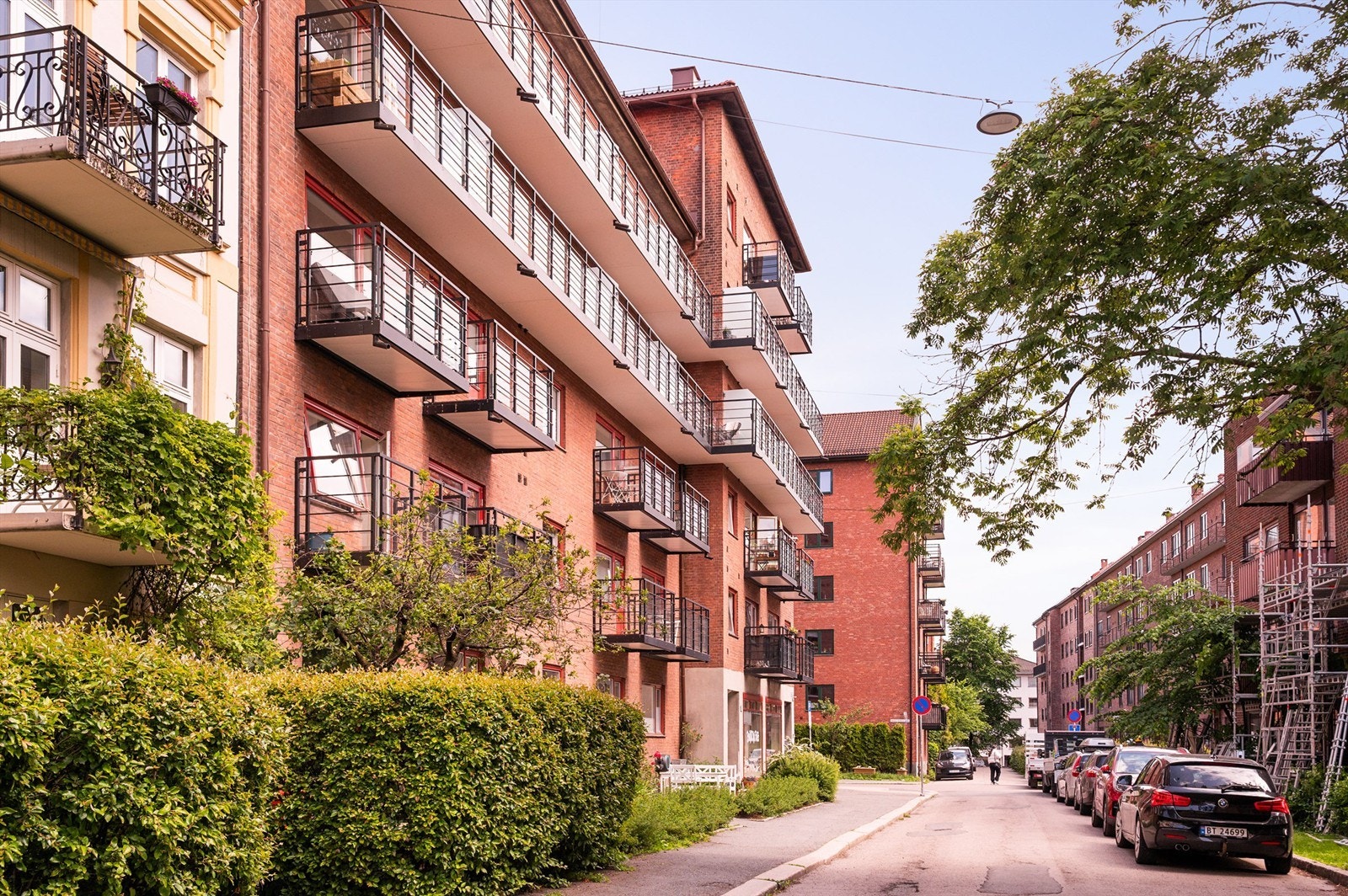 Pen fasade i en hyggelig gate Galleribilde