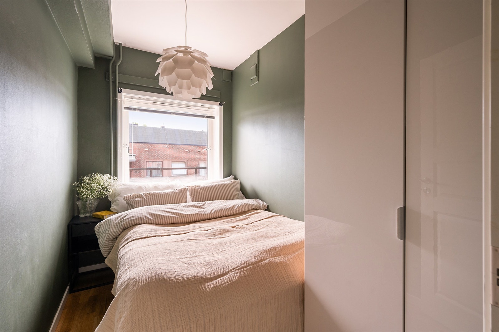 Praktisk soverom med plass til dobbeltseng og garderobe Galleribilde