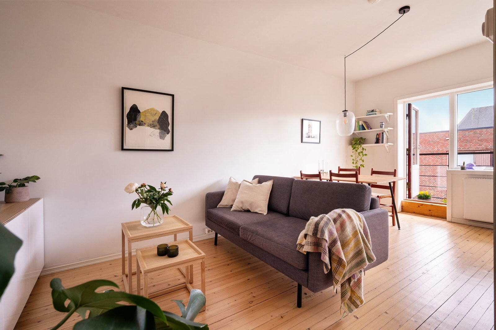 Stuen har god plass til både sofa og spisebord Galleribilde