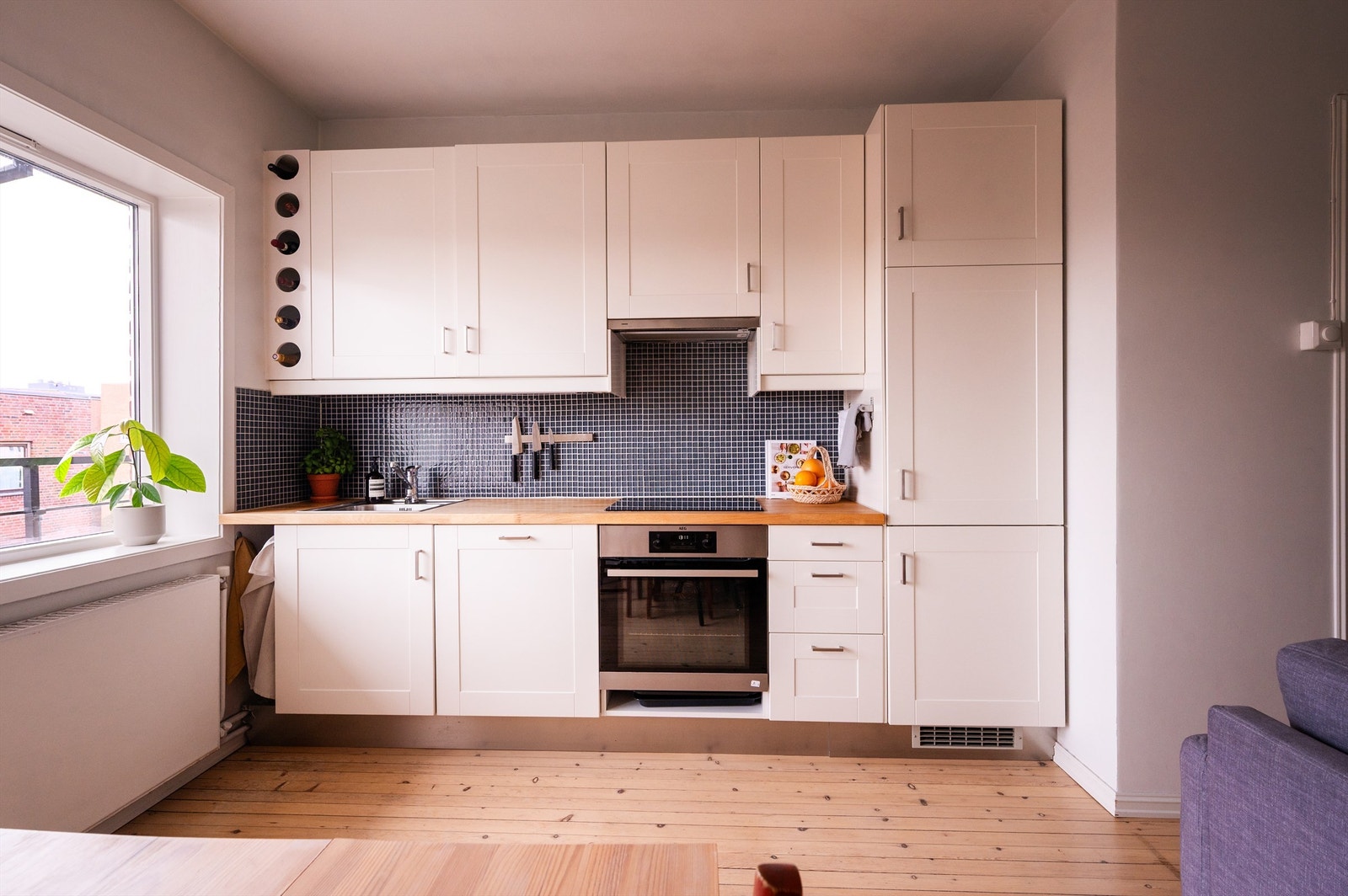 Kjøkkenet har tidløst design og god plassutnyttelse. Her er det integrerte hvitevarer som oppvaskmaskin, induksjonstopp, komfyr, kjøleskap og fryser Galleribilde