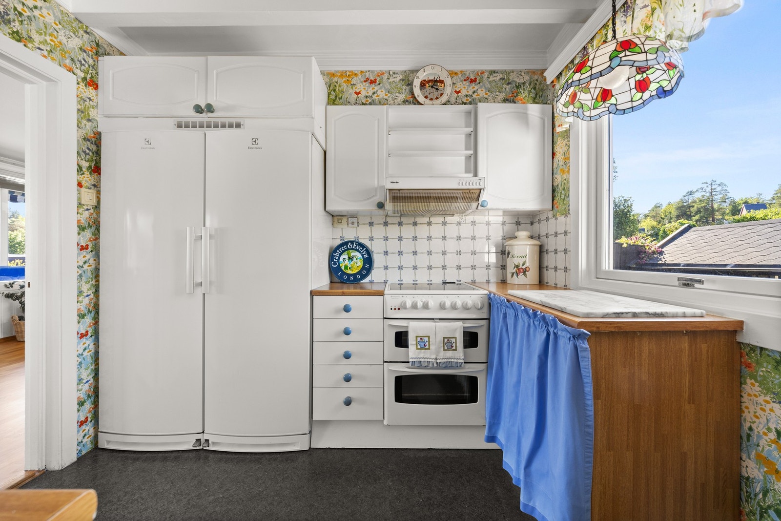 Kjøkken med god plass til både matlaging og sosiale måltider Galleribilde