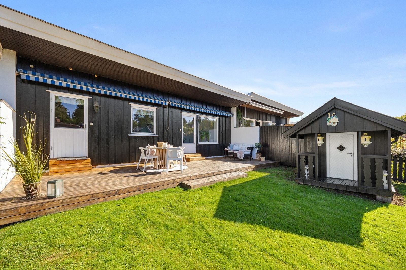 Et hyggelig og innholdsrik rekkehus med gode solforhold og usjenerte uteplasser Galleribilde