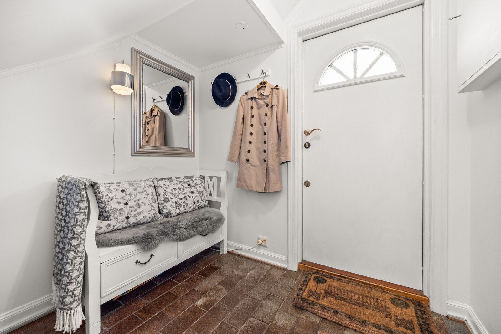 Romslig entré med varmekabler i den flislagte delen. God plass for sko og klesavheng. Galleribilde