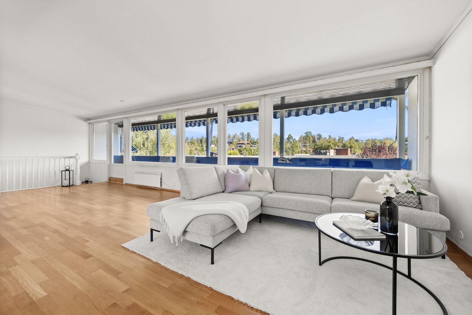 Her er det store vindusflater som sørger for rikelig med naturlig lysinnslipp Galleribilde