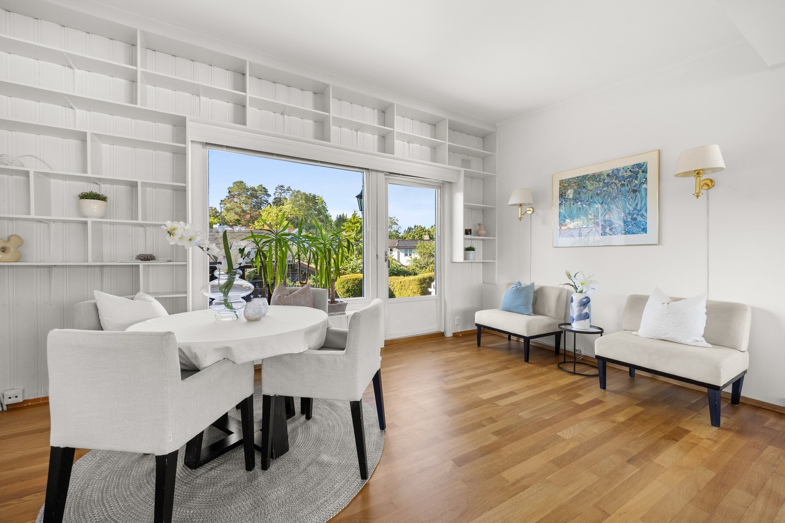 Spisestuedelen er en naturlig forlengelse av stuen og gir god plass til både hverdagsmåltider og større selskap. Galleribilde