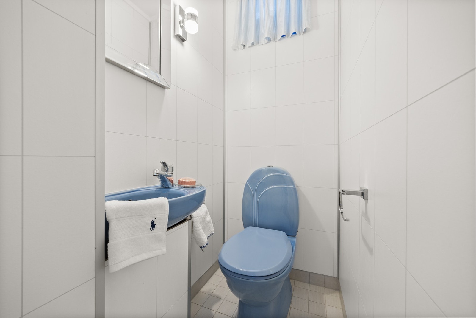 Separat toalettrom i stil med badet Galleribilde