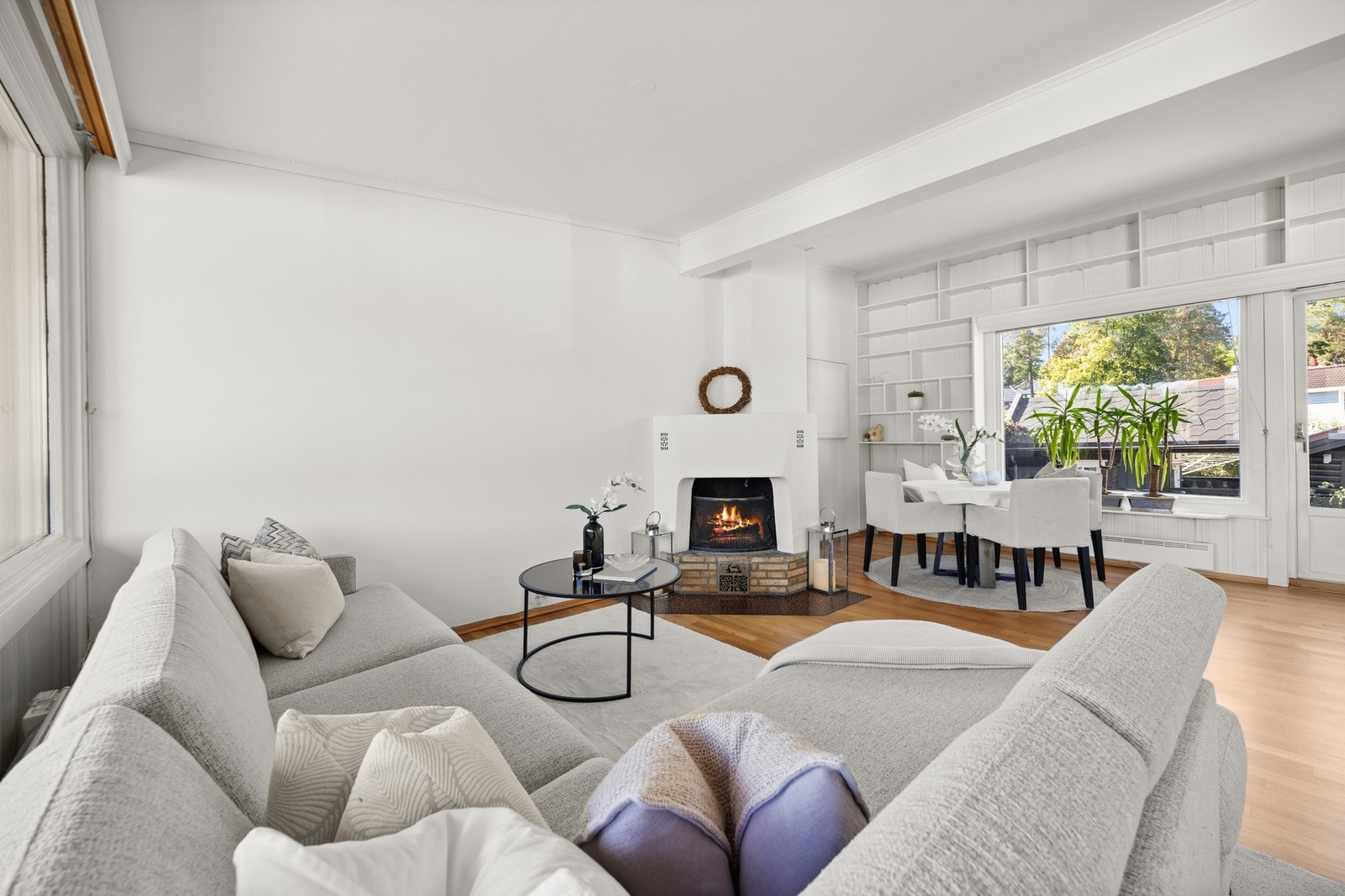 I overetasjen kommer man til en lys og romslig stue Galleribilde