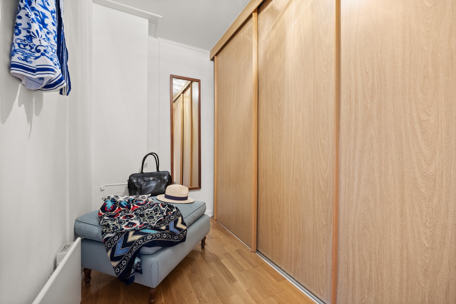 Praktisk Walk-inn-closet plassert rett ved hovedsoverommet. Galleribilde