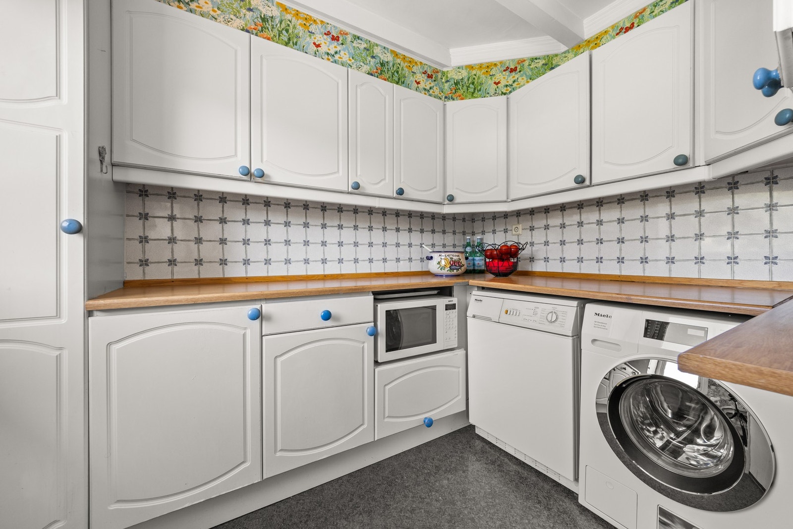 Funksjonelt kjøkken med god arbeidsflate Galleribilde