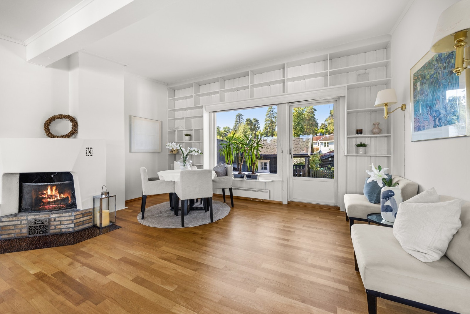 Spisestue med utgang til solrik markterrasse - perfekt for sosiale måltider Galleribilde