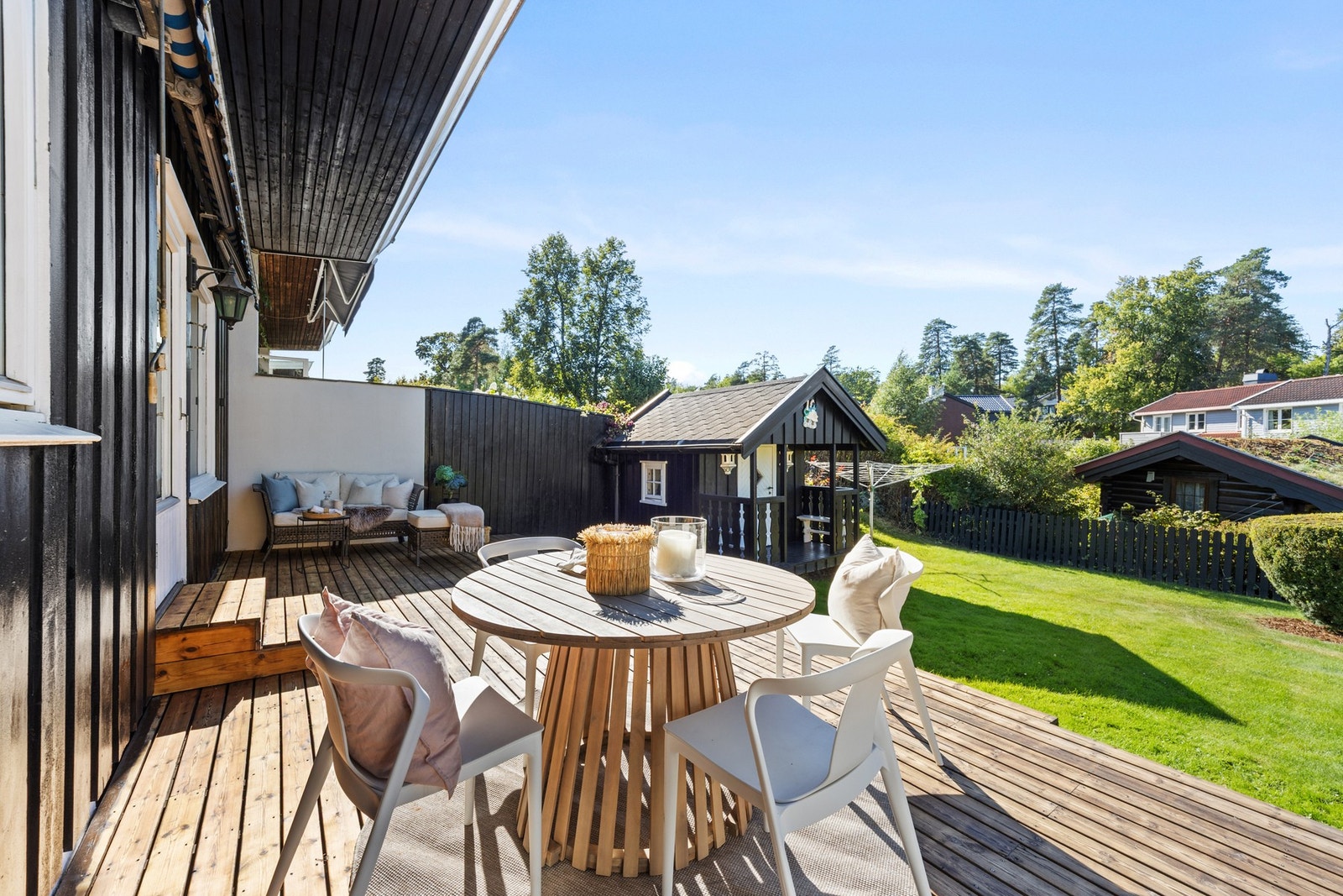 Romslig markterrasse med svært gode solforhold Galleribilde