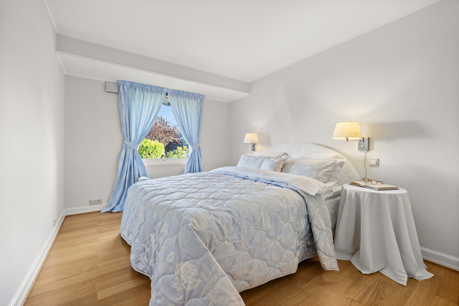 Boligen inneholder totalt 3 soverom av god størrelse. Hovedsoverom malt i lune og tidsriktige farger. Galleribilde