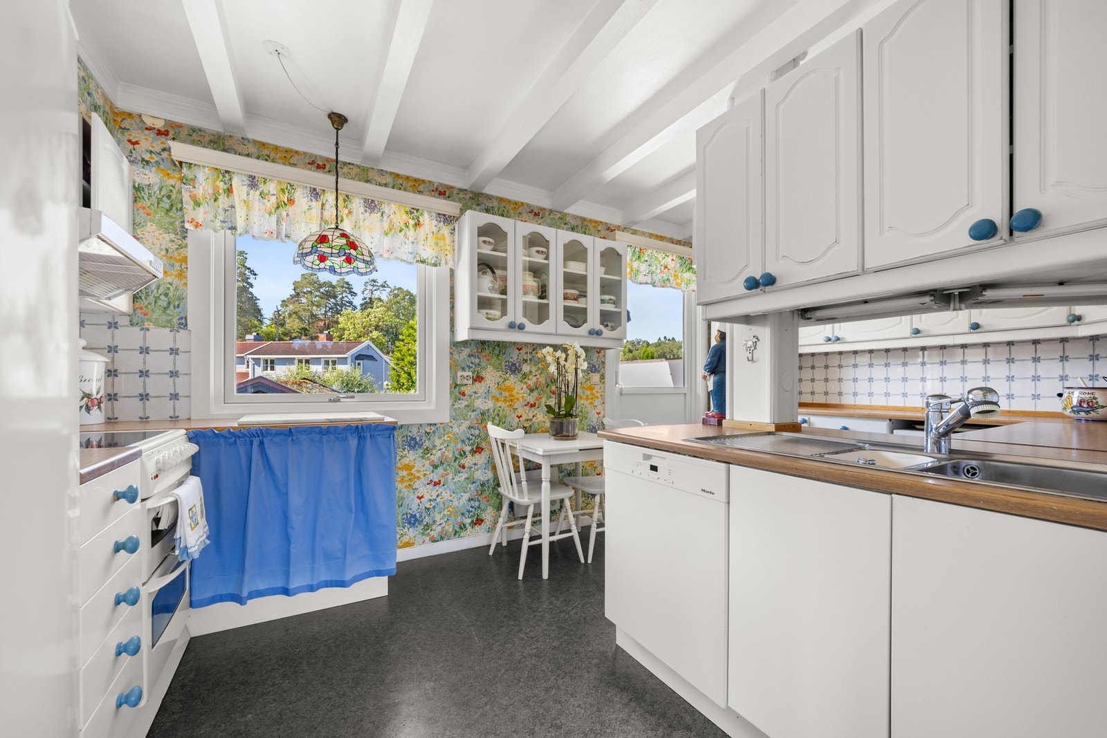 Praktisk kjøkken med gjennomtenkte løsninger og fine oppbevaringsmuligheter Galleribilde