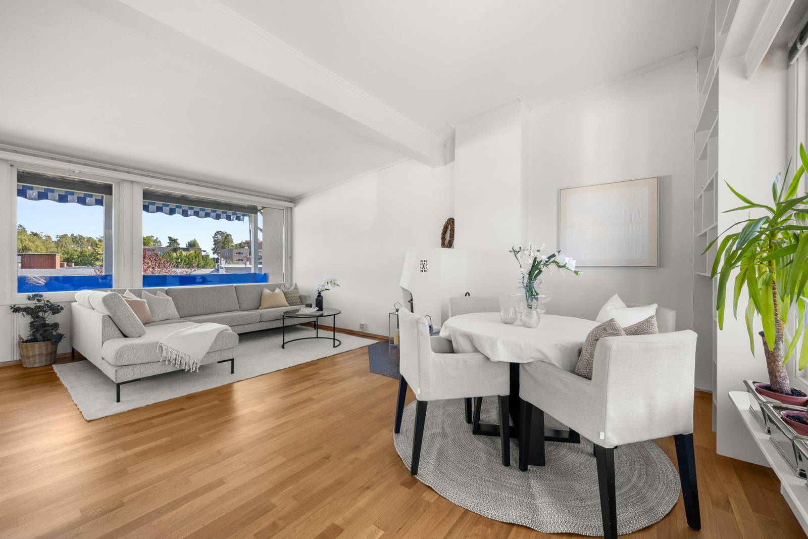 Praktisk stueløsning med god plass til spisestue Galleribilde