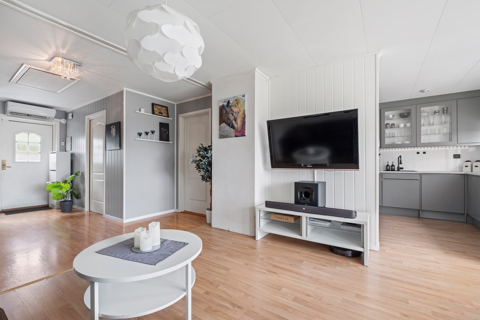 Stue med delvis åpen løsning mot kjøkken Galleribilde