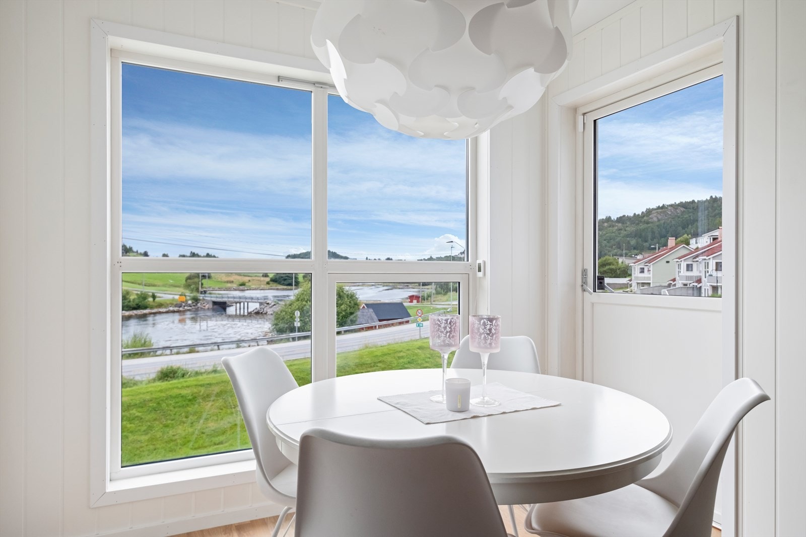 Her er plass til et spisebord ved verandaen. Boligen har fin utsikt og svært gode solforhold Galleribilde