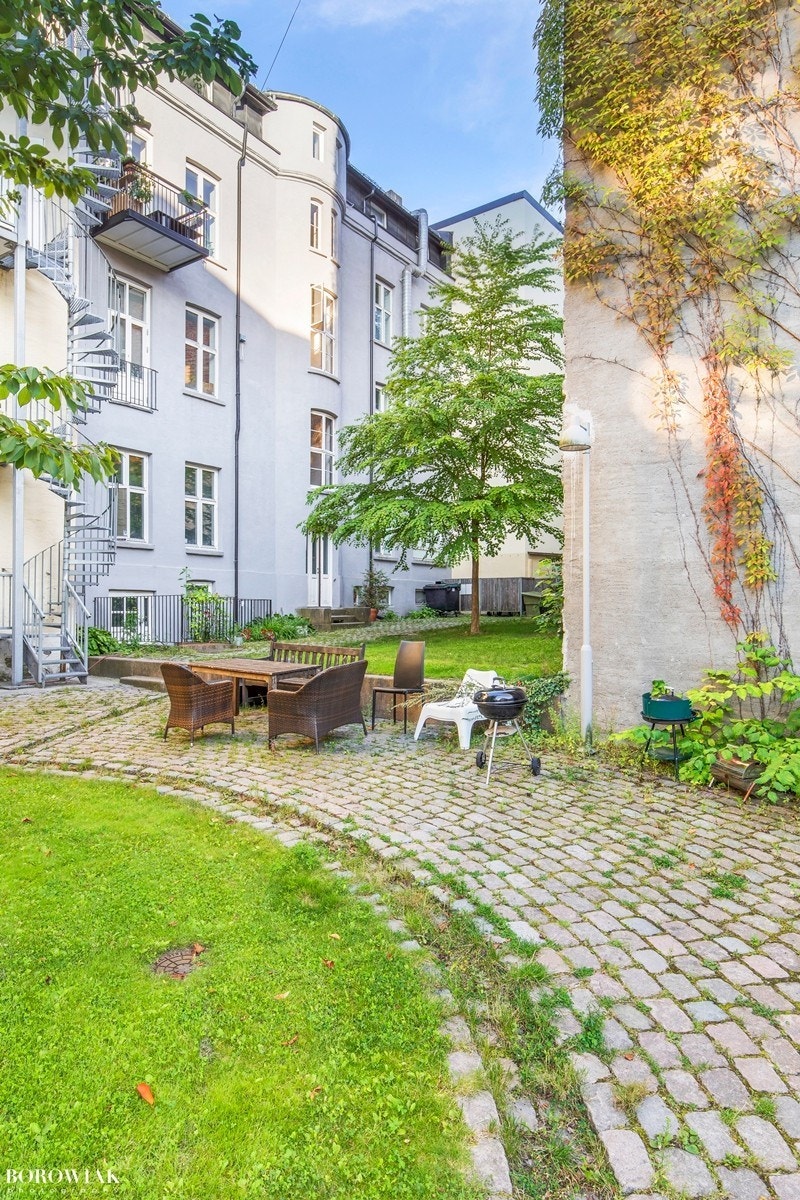 Hyggelig bakgård med flere sitteplasser og sykkelparkering Galleribilde