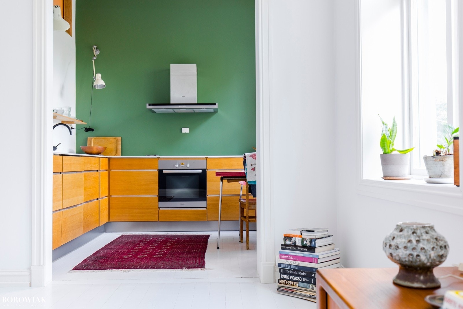 Romslig kjøkken med god skap- og benkplass Galleribilde