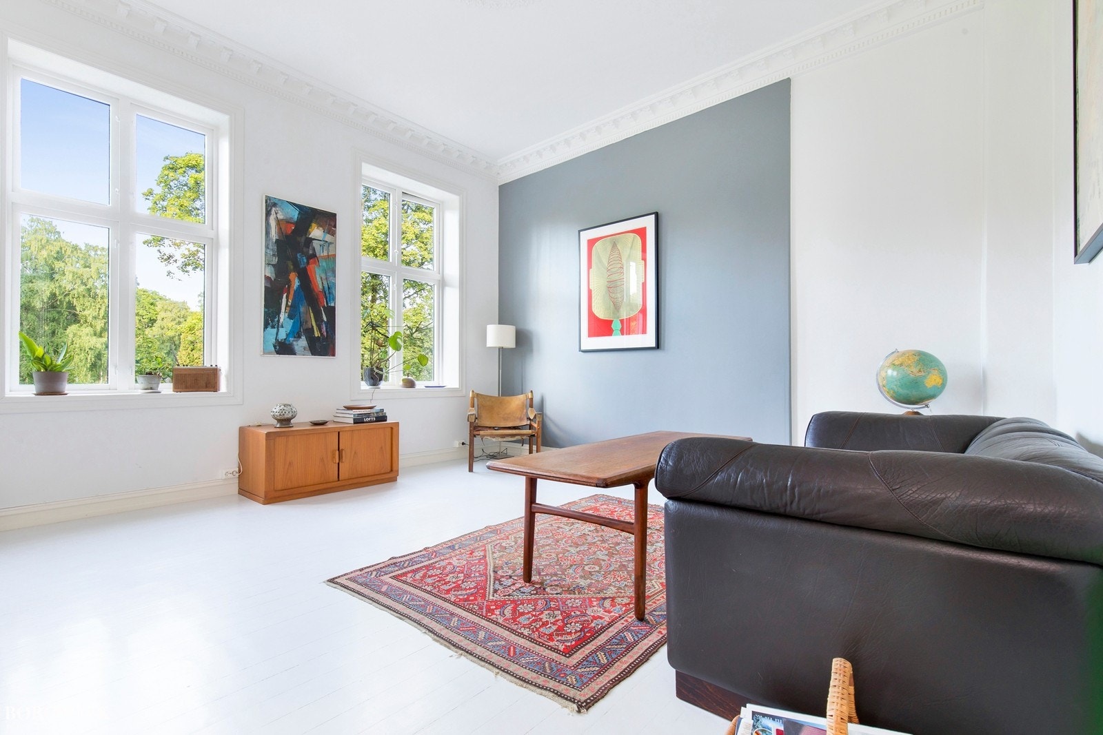 Stuen har store vindusflater som gir rikelig med dagslys Galleribilde