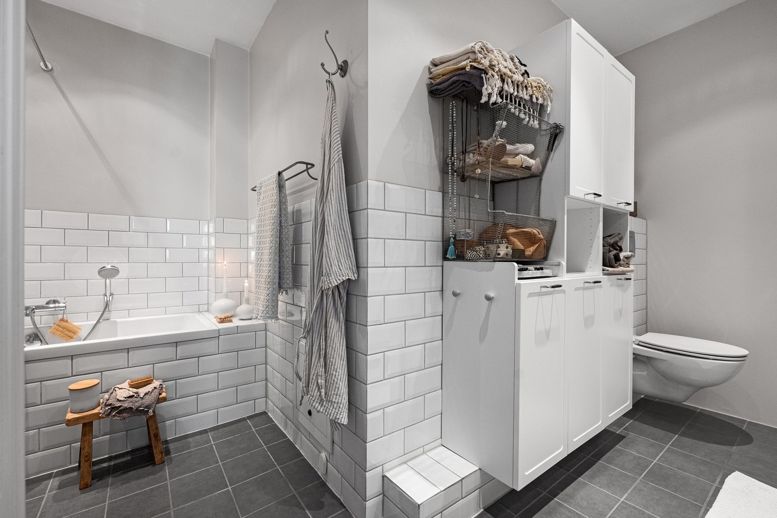 Badet er lekkert flislagt og modernisert i 2011 med delikate materialvalg og praktiske løsninger Galleribilde