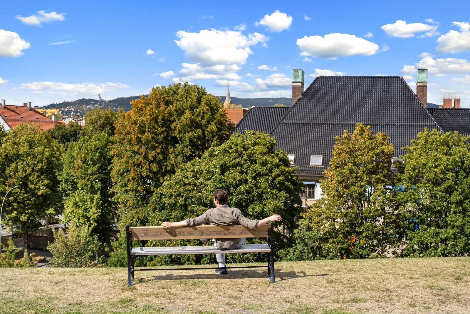 Parken Idioten ligger bare et steinkast fra leiligheten og inviterer til rolige spaserturer, joggeturer eller piknik på varme sommerdager Galleribilde