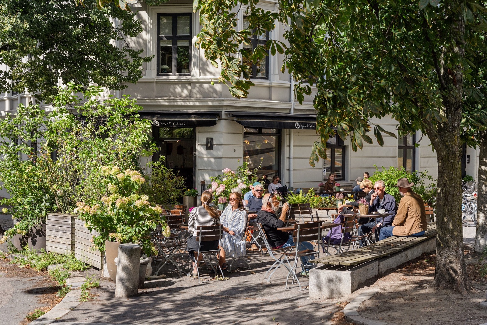 Bare en kort spasertur unna finner du et rikt utvalg av populære kafeer, restauranter og bakerier som Pascal, Java, Smalhans, Kolonialen og Åpent Bakeri - perfekte steder for både hverdagskos og sosiale sammenkomster Galleribilde