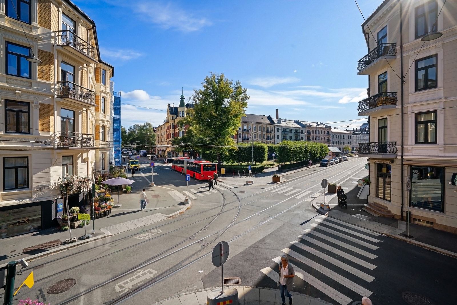 Leiligheten har en god intern plassering på enden av bygget, med utsyn mot Valkyrie plass. Galleribilde