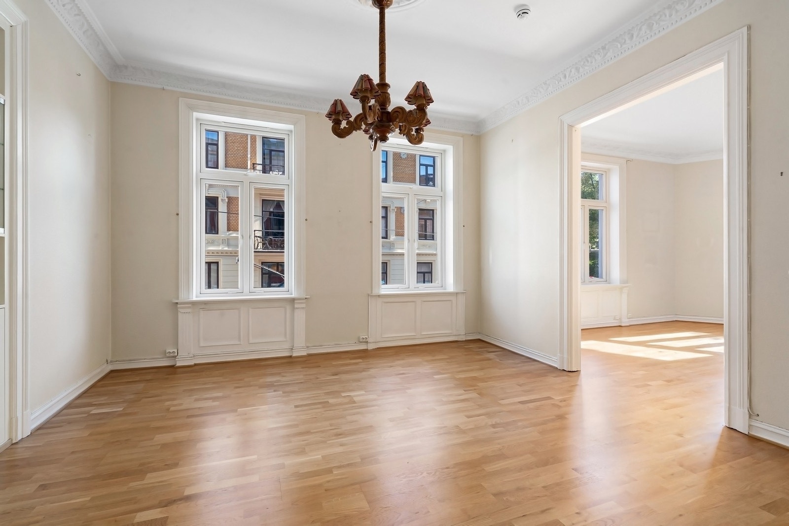 Store, flotte vinduslfater som gir rikelig med tilgang på naturlig lys Galleribilde