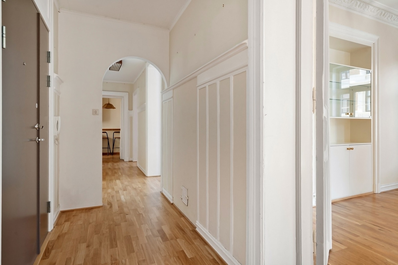 Romslig entré med god plass til å henge fra seg yttertøy og sette fra seg sko. Galleribilde