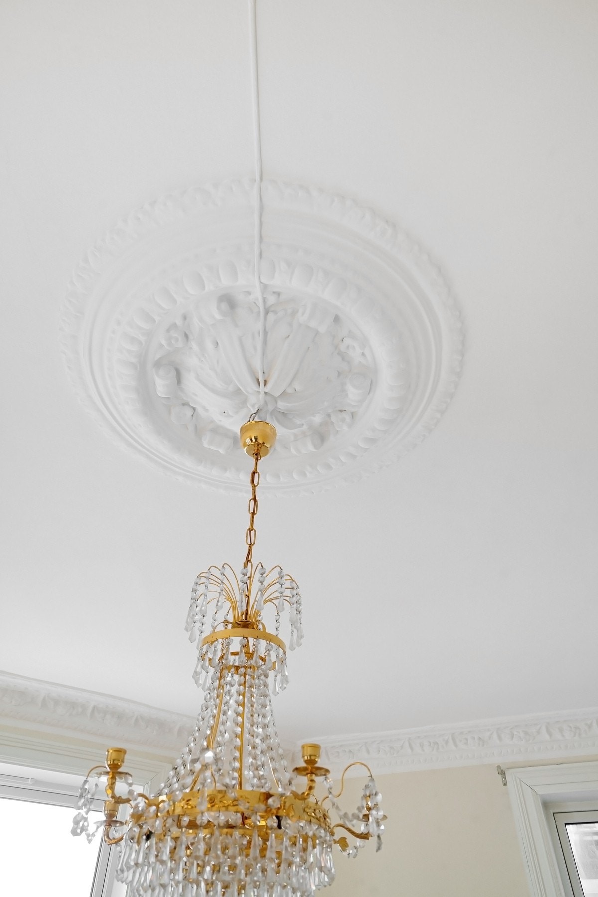 Stukkatur og rosett i himling. Galleribilde