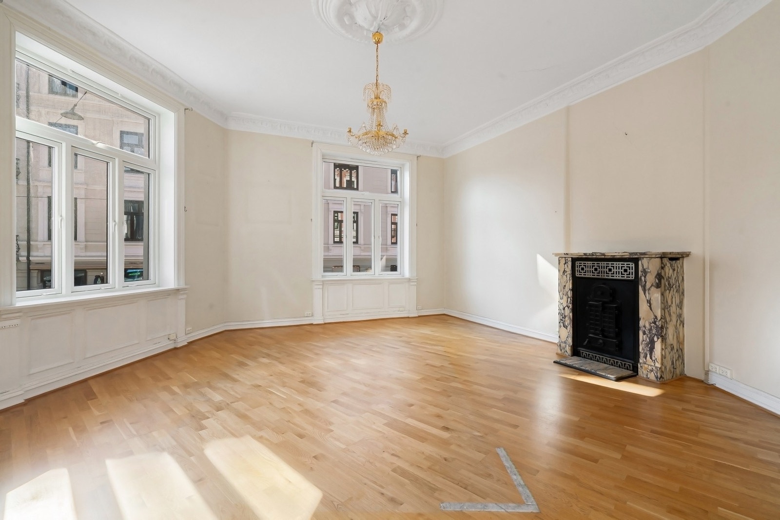 Leiligheten oppleves som lys og luftig med generøs takhøyde og klassiske detaljer som stukkatur, rosett og doble fløydører. Galleribilde