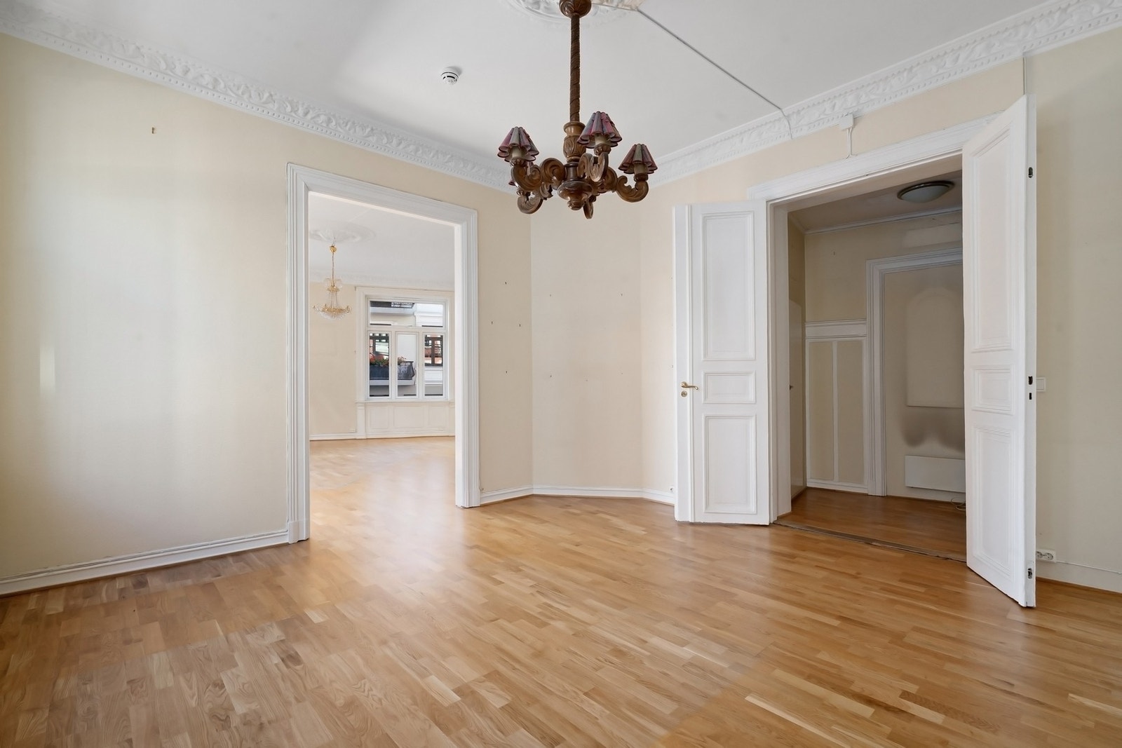 En lys og gjennomgående 4-roms hjørneleilighet i klassisk bygård på Majorstuen. Galleribilde