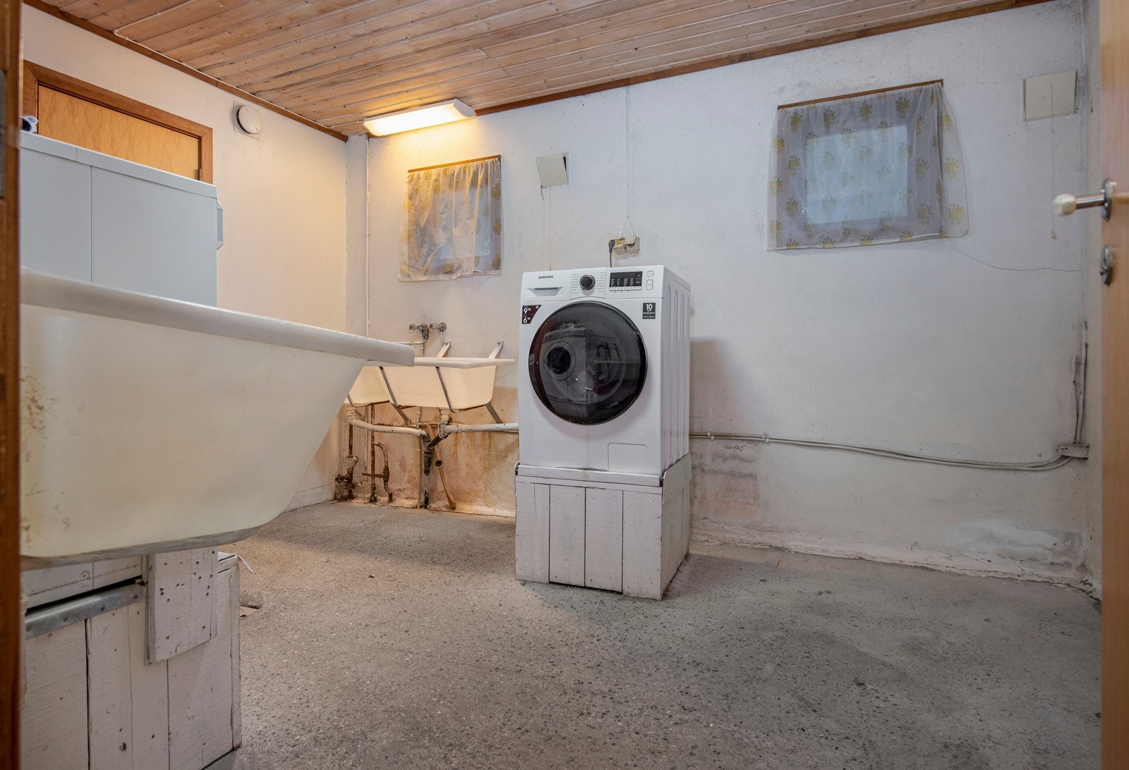 Vaskerom med utslagsvask og opplegg for vaskemaskin. Galleribilde