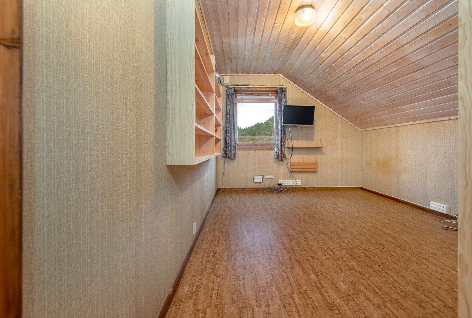 Soverom med plass til seng, nattbord, kommode/garderobeskap. Galleribilde