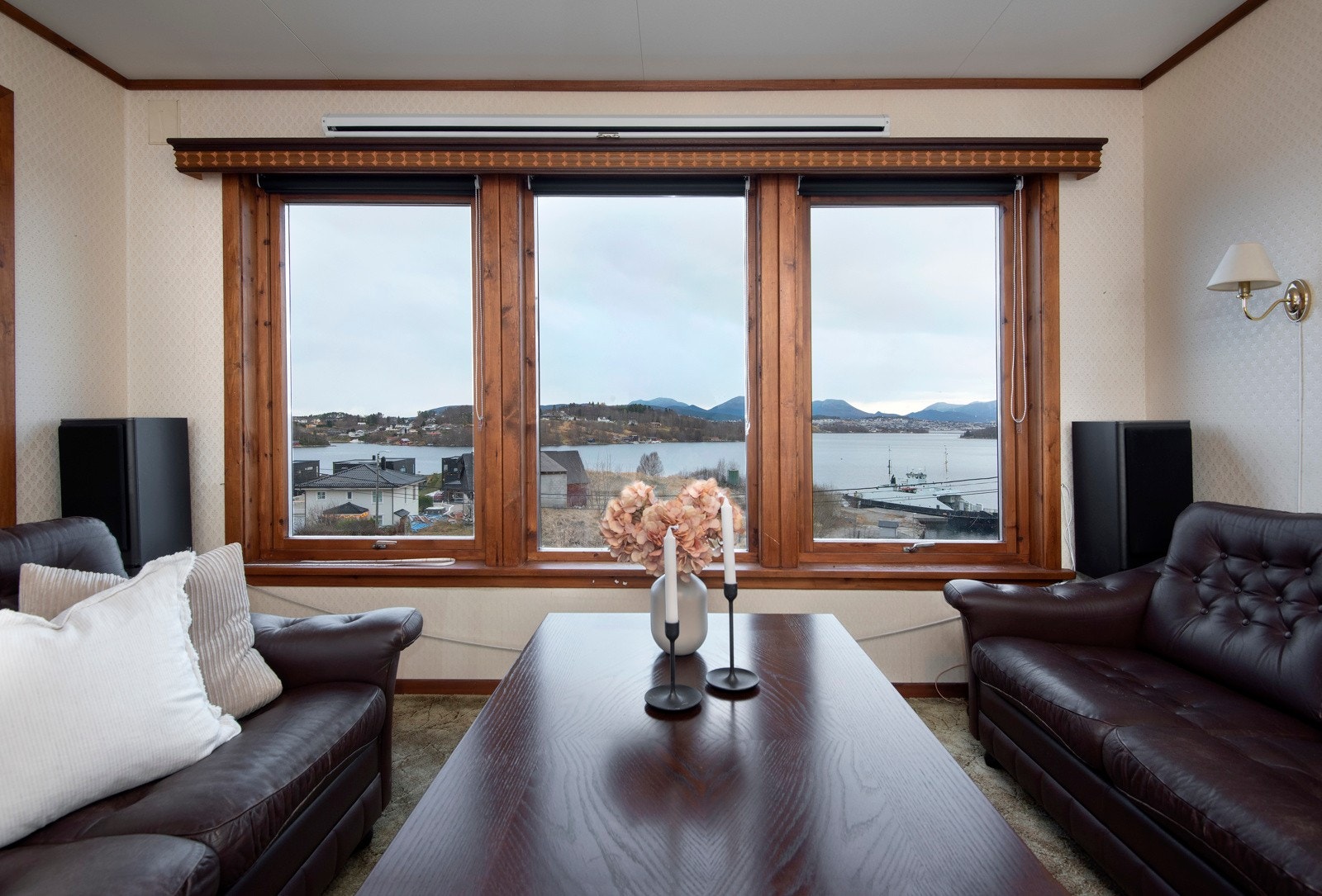 De store vindunene gir godt med naturlig lysinnslipp. Her kan man nyte flott utsikt. Galleribilde