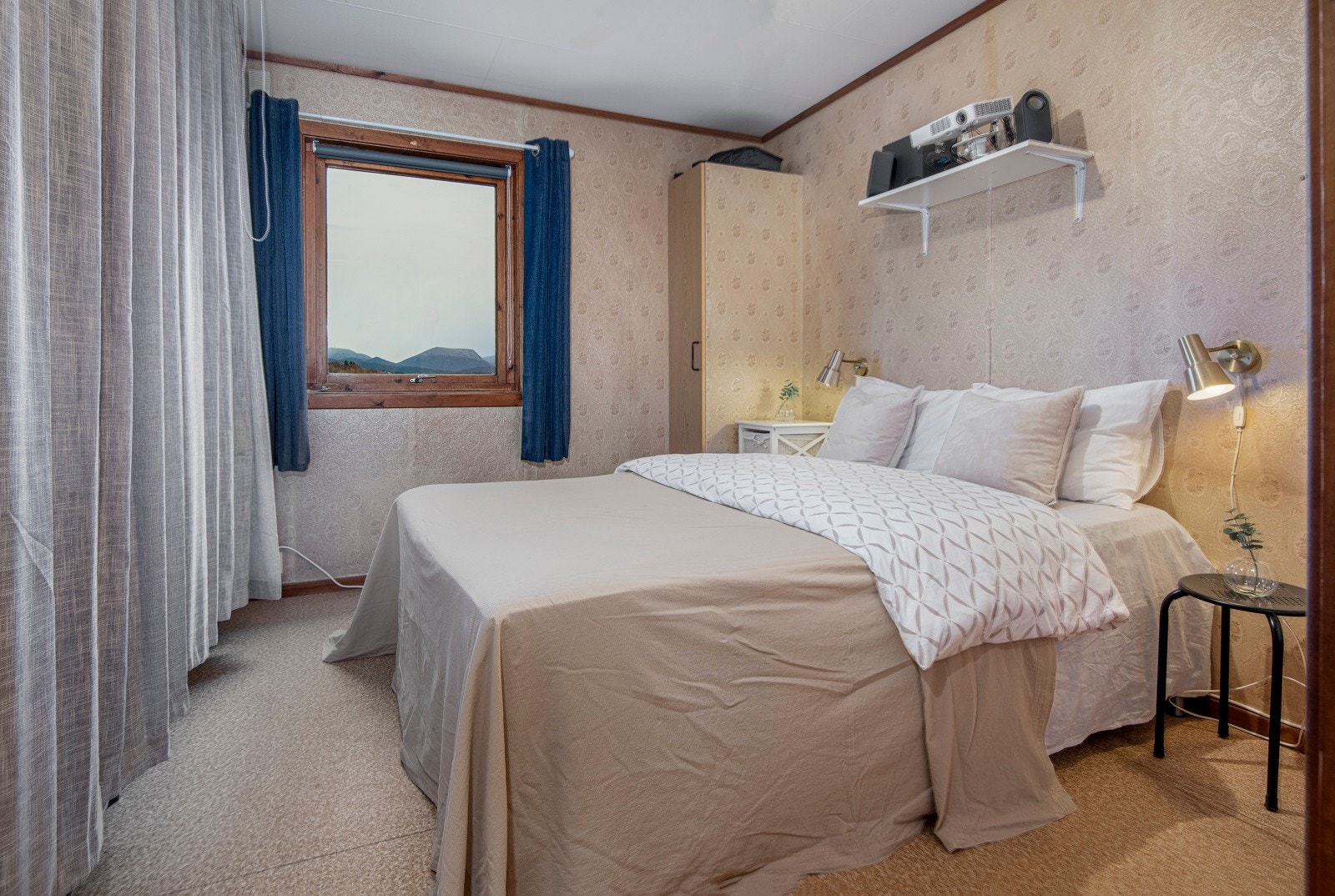 Soverom med plass til dobbeltseng med tilhørende nattbord. Galleribilde