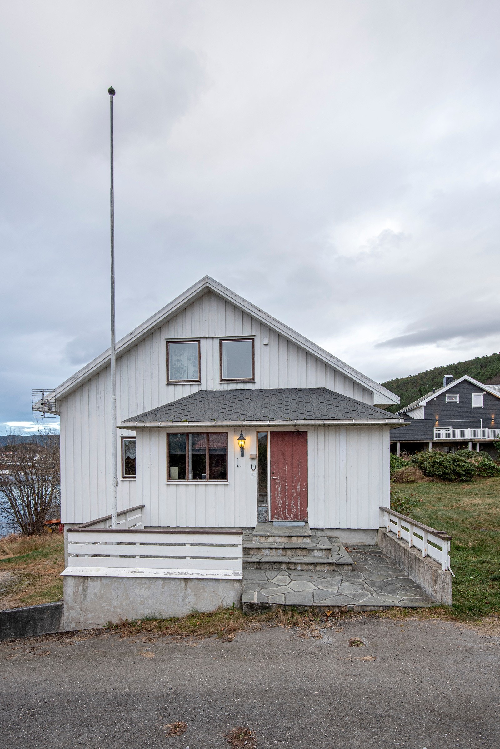 Boligen er fra 1981 og framstår i hovedsak original fra byggeår. Det er skiftet taktekking i ca 2011. Galleribilde