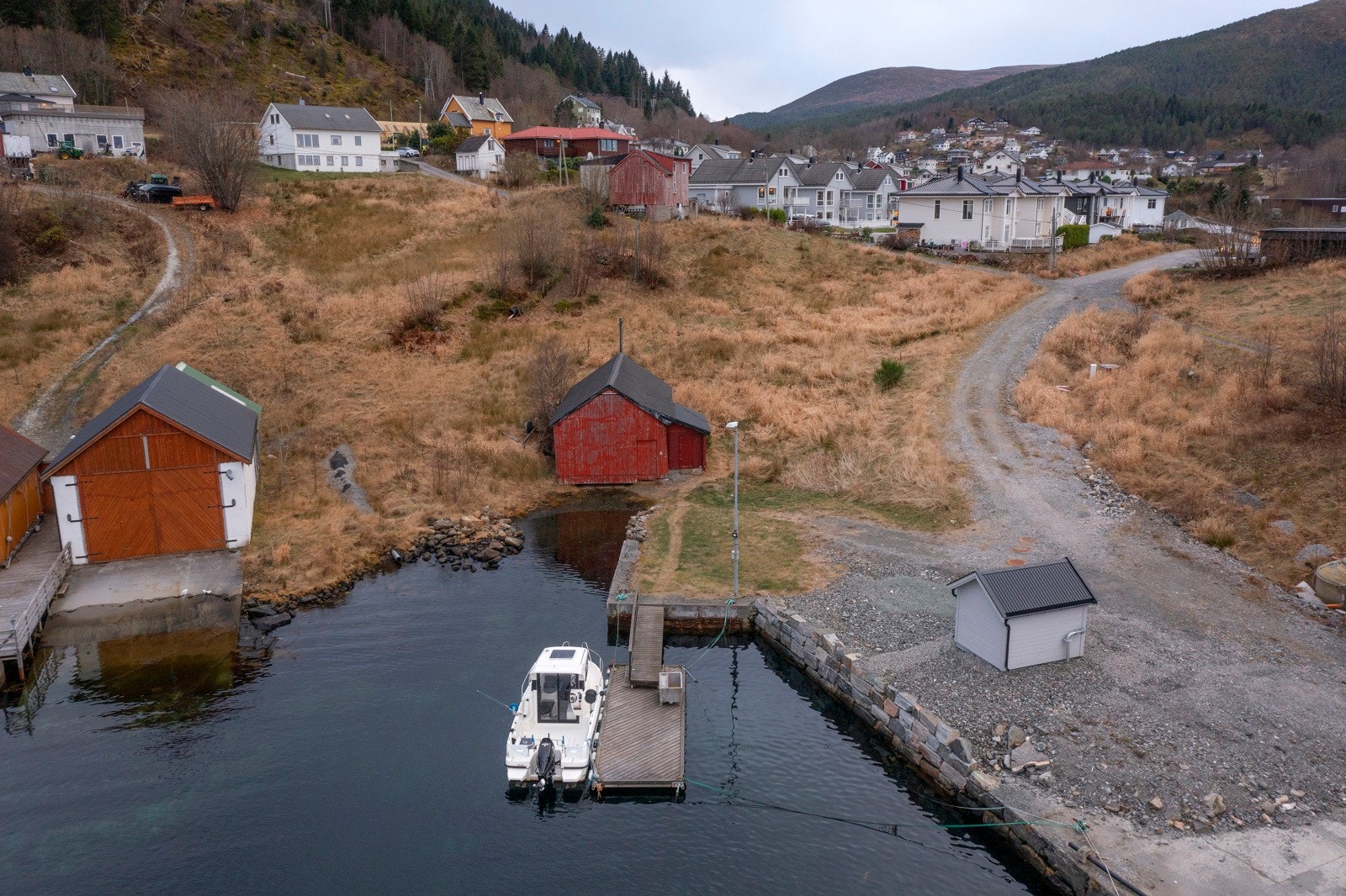 Naustet har innlagt lys og strøm. Flytebrygge og landgang på nordsiden ved naustet. Galleribilde