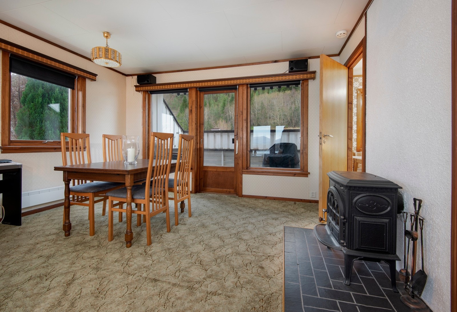 På stuen er det plass til en spisegruppe. Det er montert peisovn. Fra stuen er det utgang til en veranda. Galleribilde