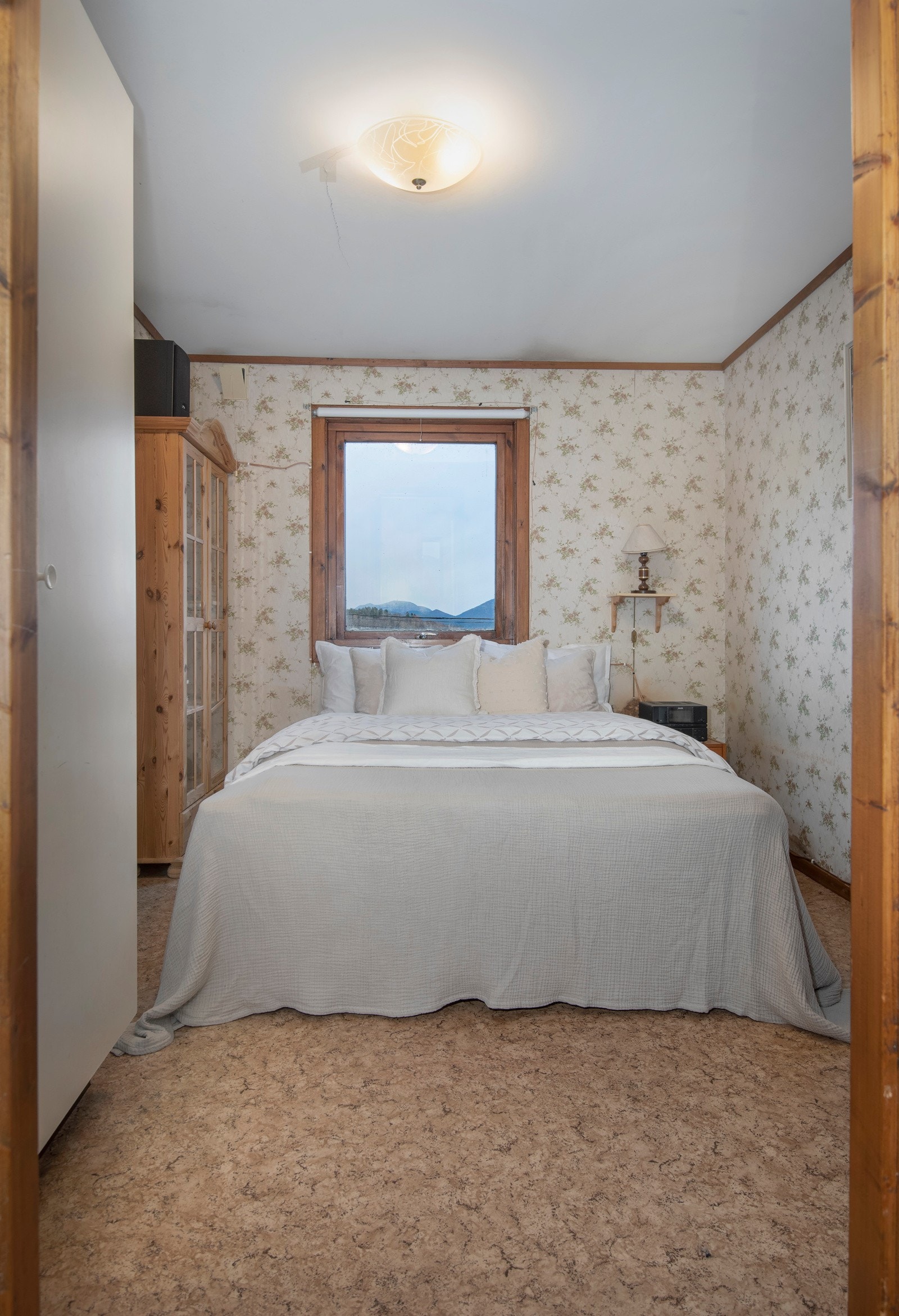 Boligen har 6 soverom. Det er ett soverom i kjeller, ett i 1.etasje, og fire soverom på loftet. Galleribilde