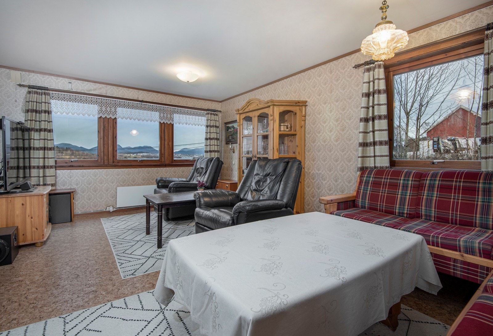 Stuen i kjelleren har plass til ønsket møblering. Naturlig lysinnslipp fra vinduene. Galleribilde