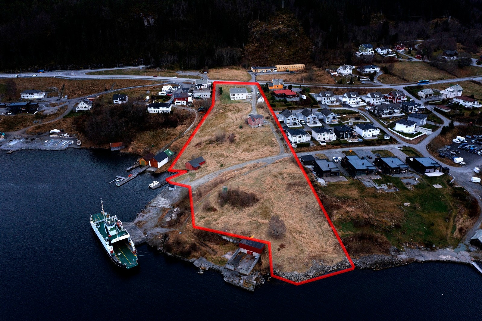 Tomtegrensen er ikke nøyaktig.Teig nr. 5 er på ca. 13 da, og er regulert til boligområde, veg, friområde og naust. Galleribilde