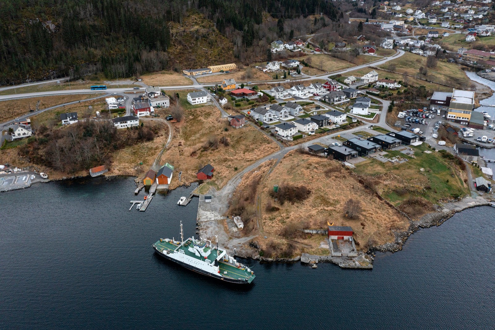 Område hvor naustet står er det regulert til FB5 hvor man kan bygge naust i rekke. Galleribilde
