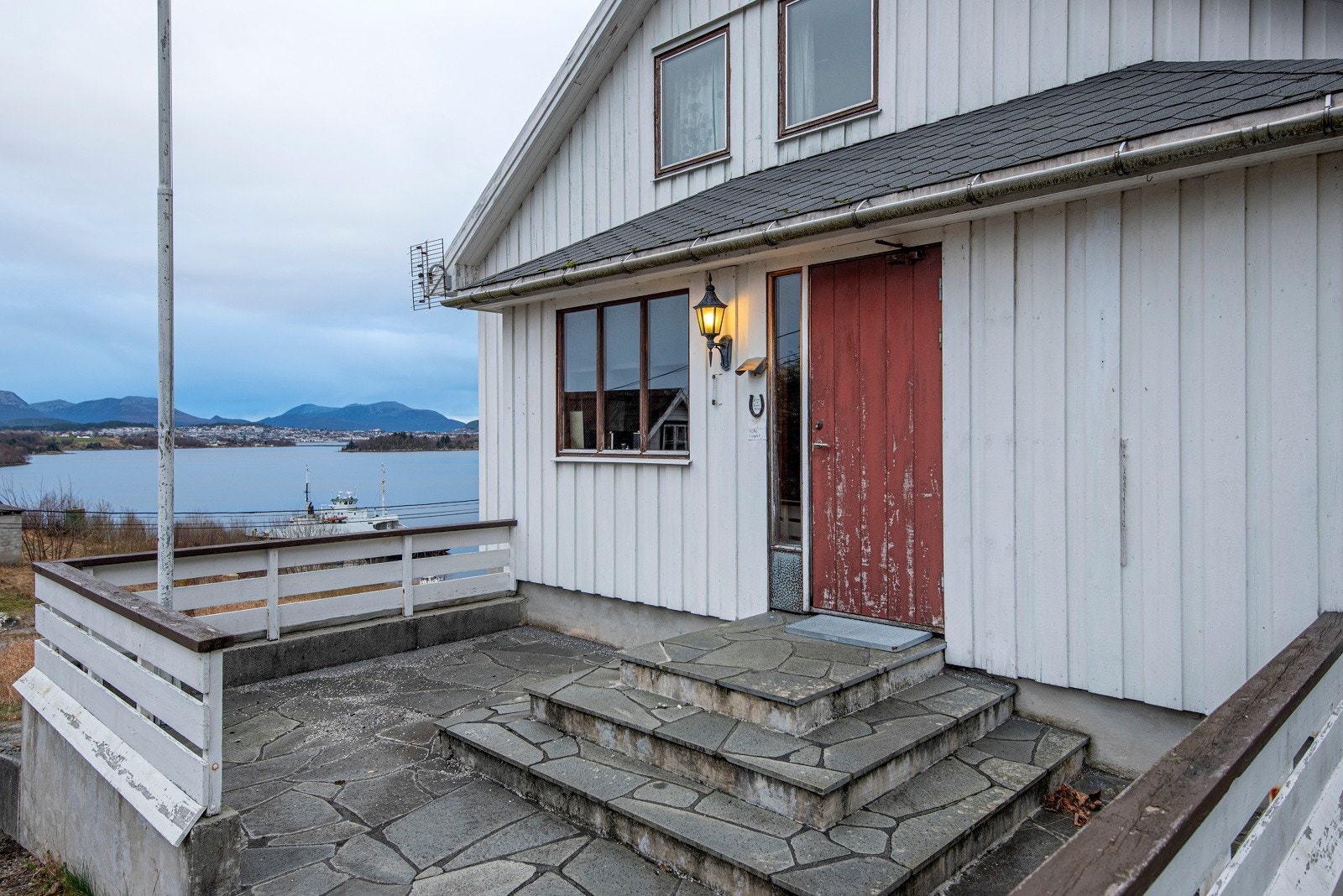 Inngangsparti med skiferstein og trappetilkomst. Galleribilde