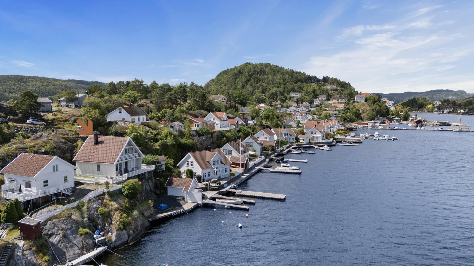 Velkommen til Tåtøy, en nydelig eiendom med masse sol, eget bryggeområde med plass til båter og kort vei til Kragerø sentrum. Fergeforbindelse med kort gange fra eiendommen Galleribilde