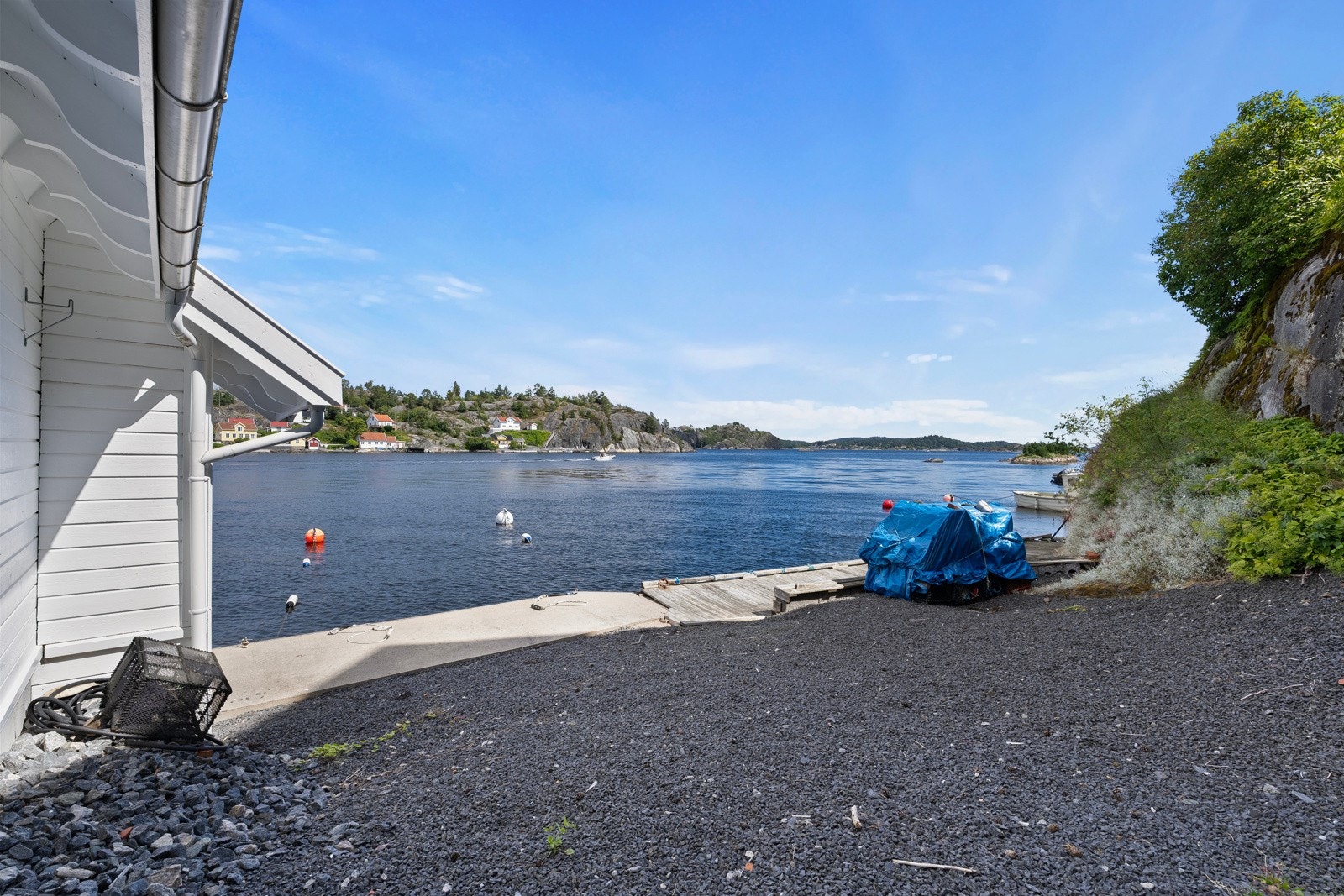 Solrikt og usjenert bryggeområde med plass til båt Galleribilde